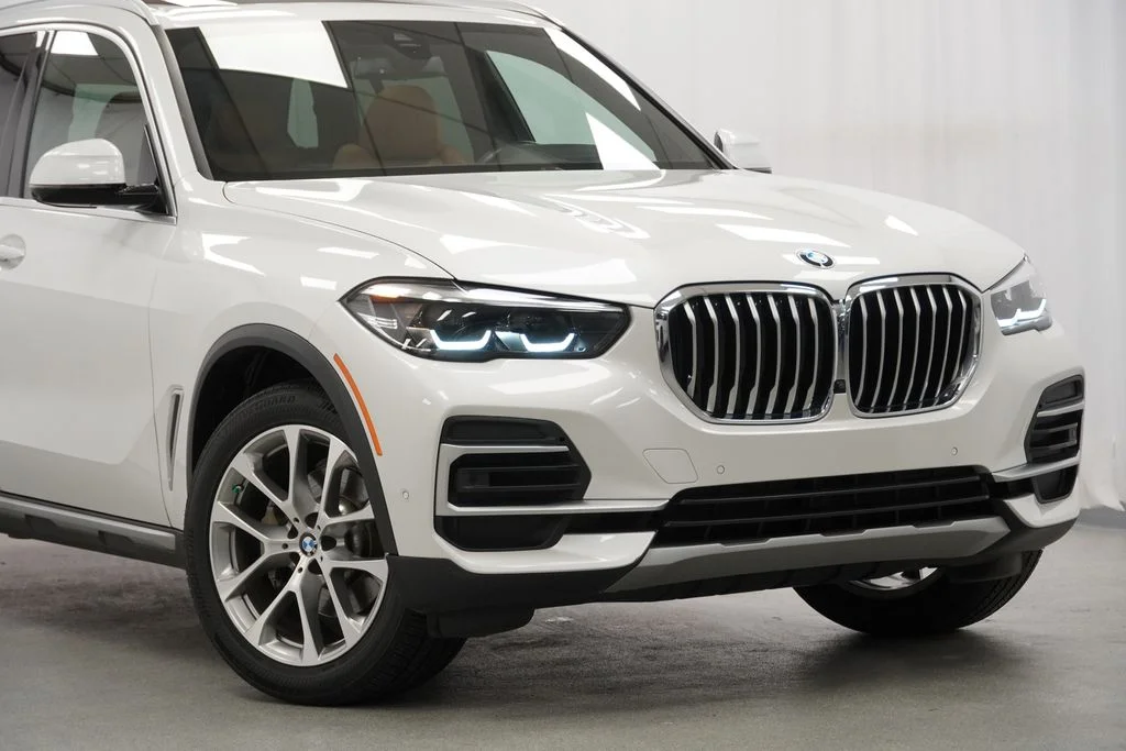 Used 2022 White BMW xDrive40i image 2