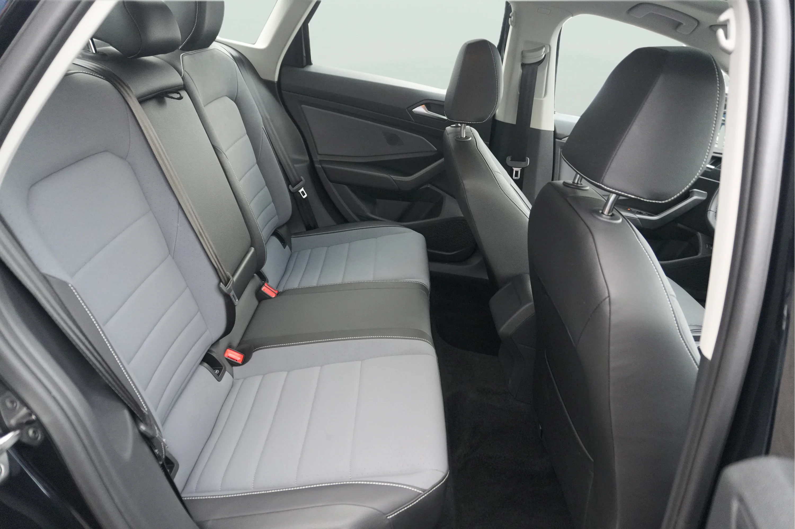 Used 2025 Deep Black Pearl Volkswagen SE image 20