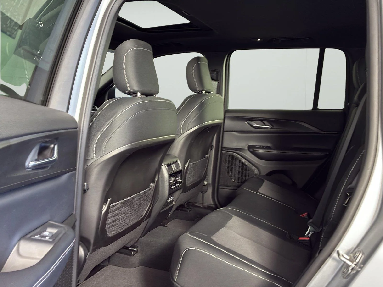 Used 2024 Silver Zynith Jeep Laredo X image 20