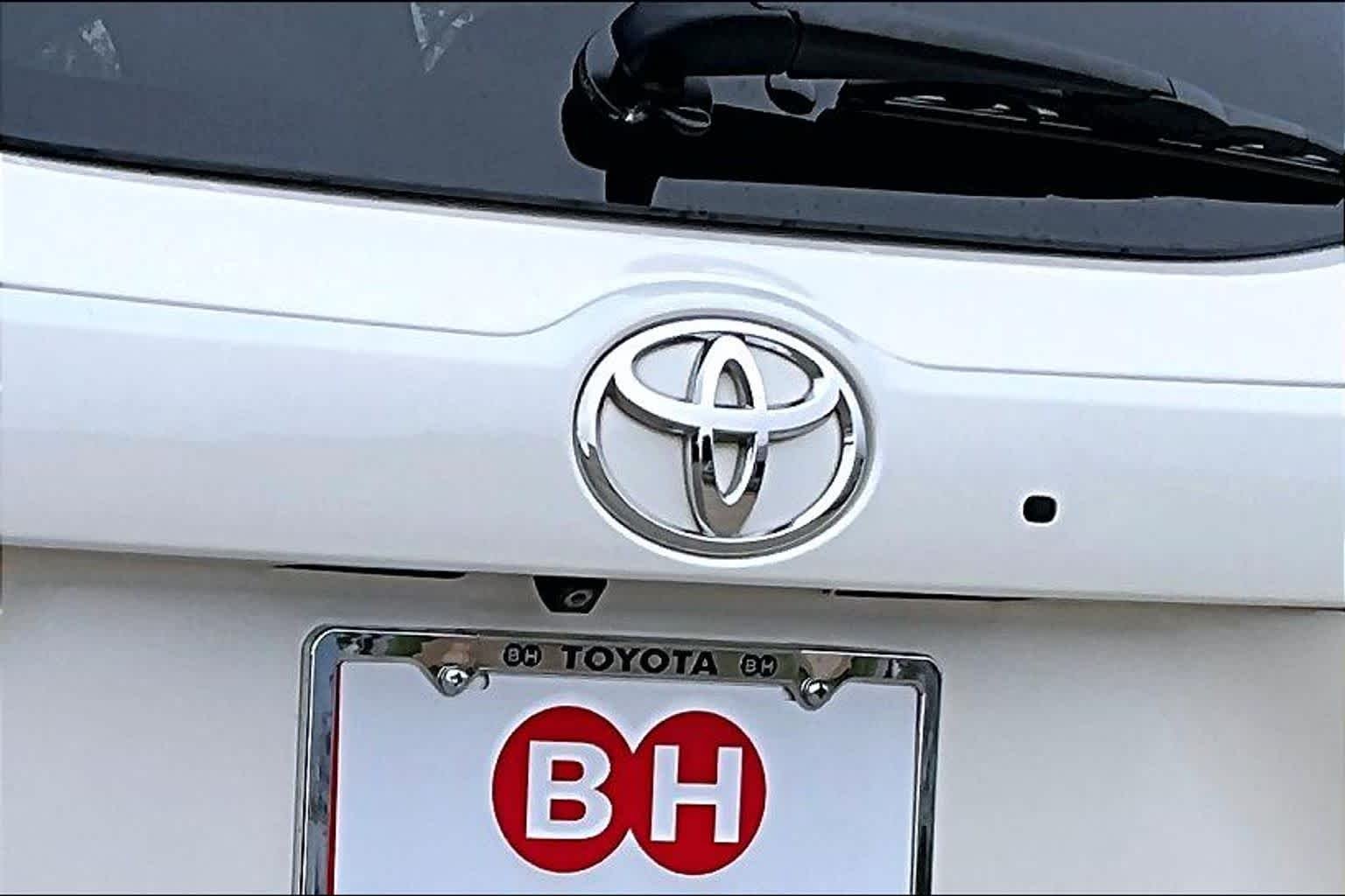 Used 2014 Blizzard Pearl Toyota XLE image 31
