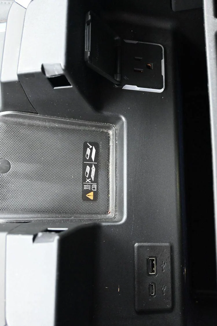 Used 2023 SILVER                    GMC  image 37