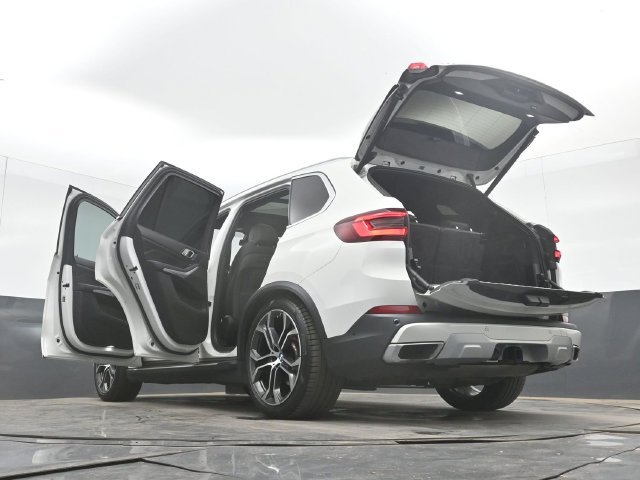 Used 2022 White BMW sDrive40i image 57