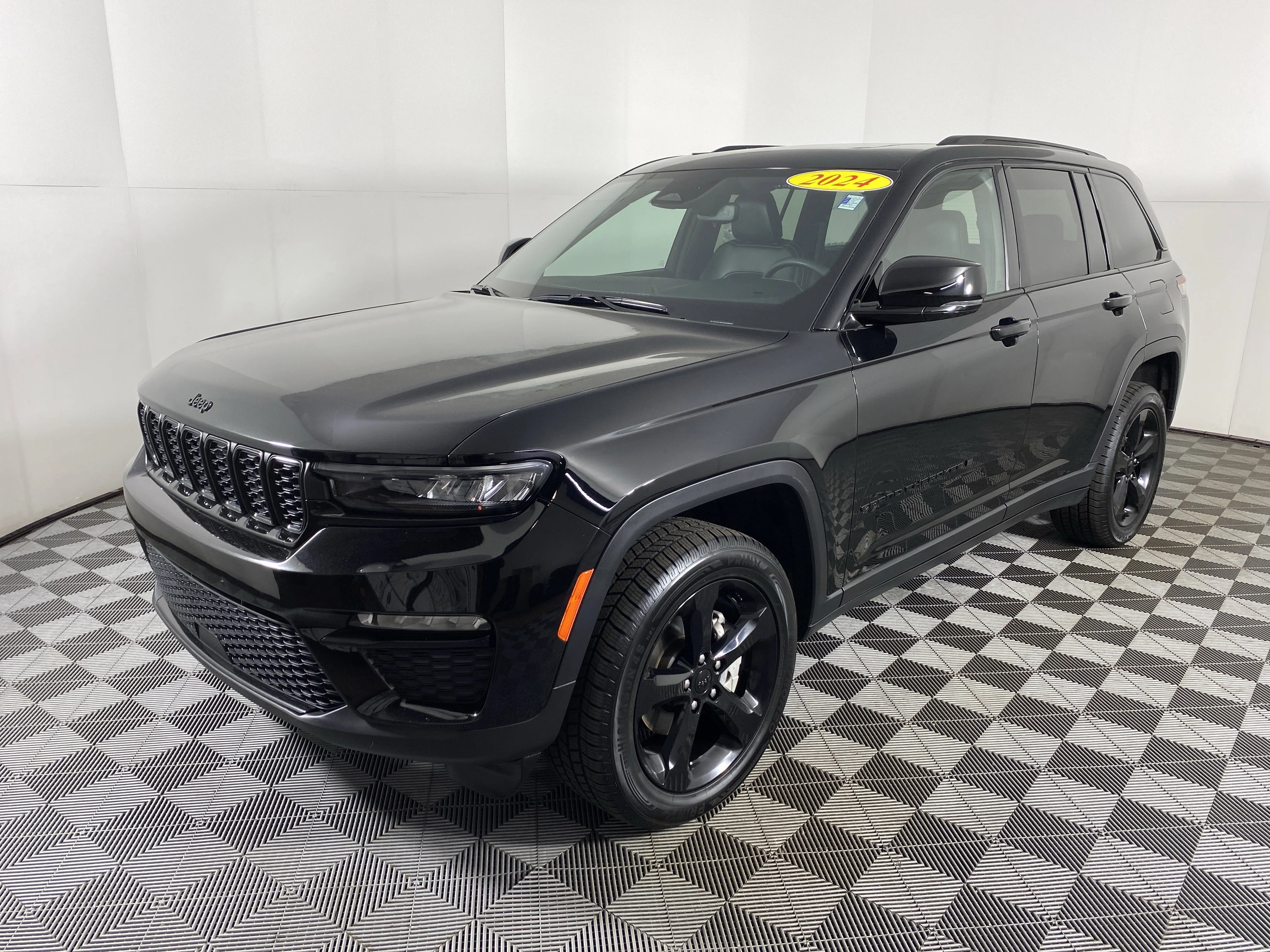 Used 2024 Diamond Black Crystal Pearlcoat Jeep Limited image 12