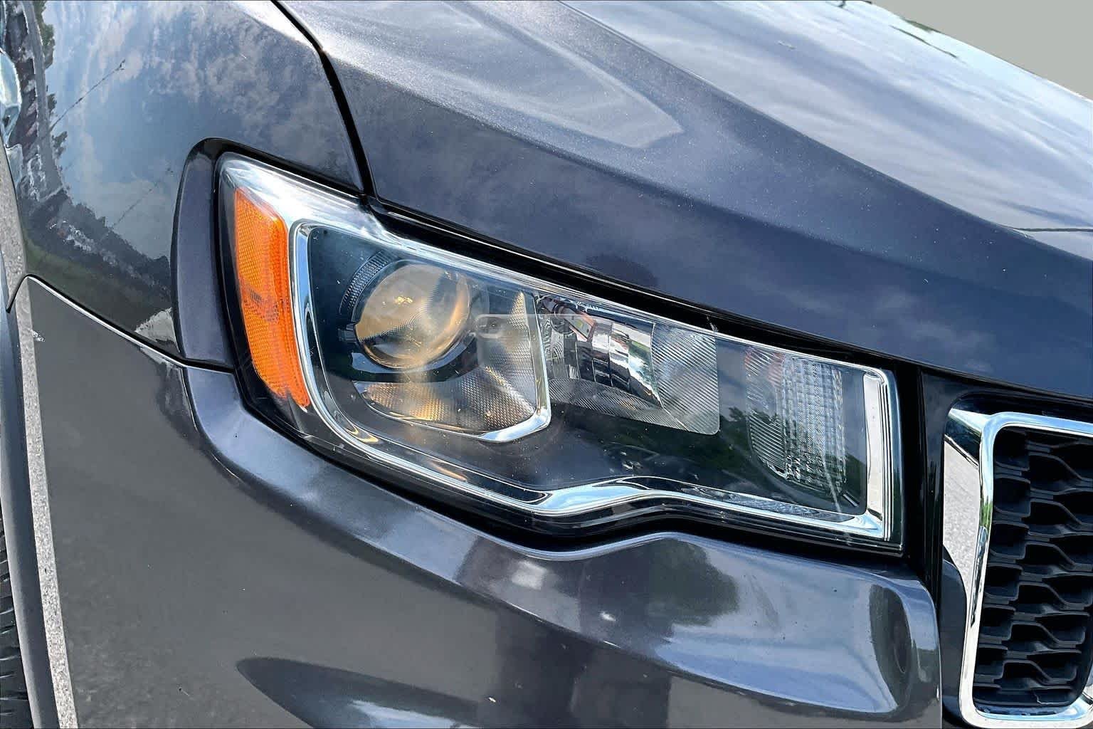 Used 2019 Granite Crystal Metallic Clearcoat Jeep Limited image 28