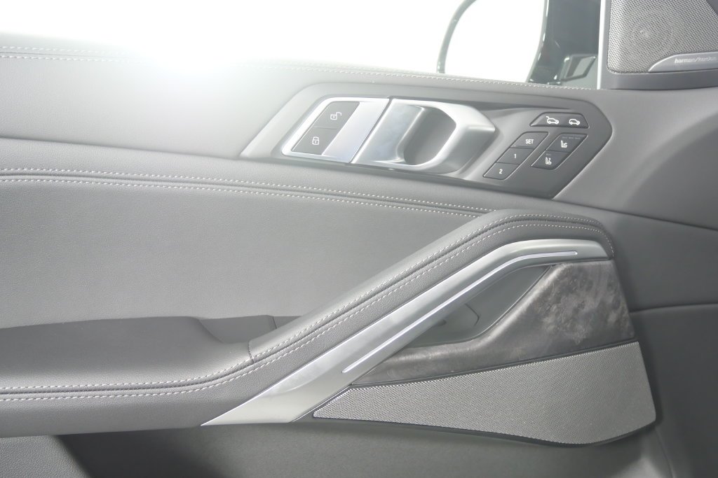 New 2027 Black Sapphire Metallic BMW xDrive40i image 9