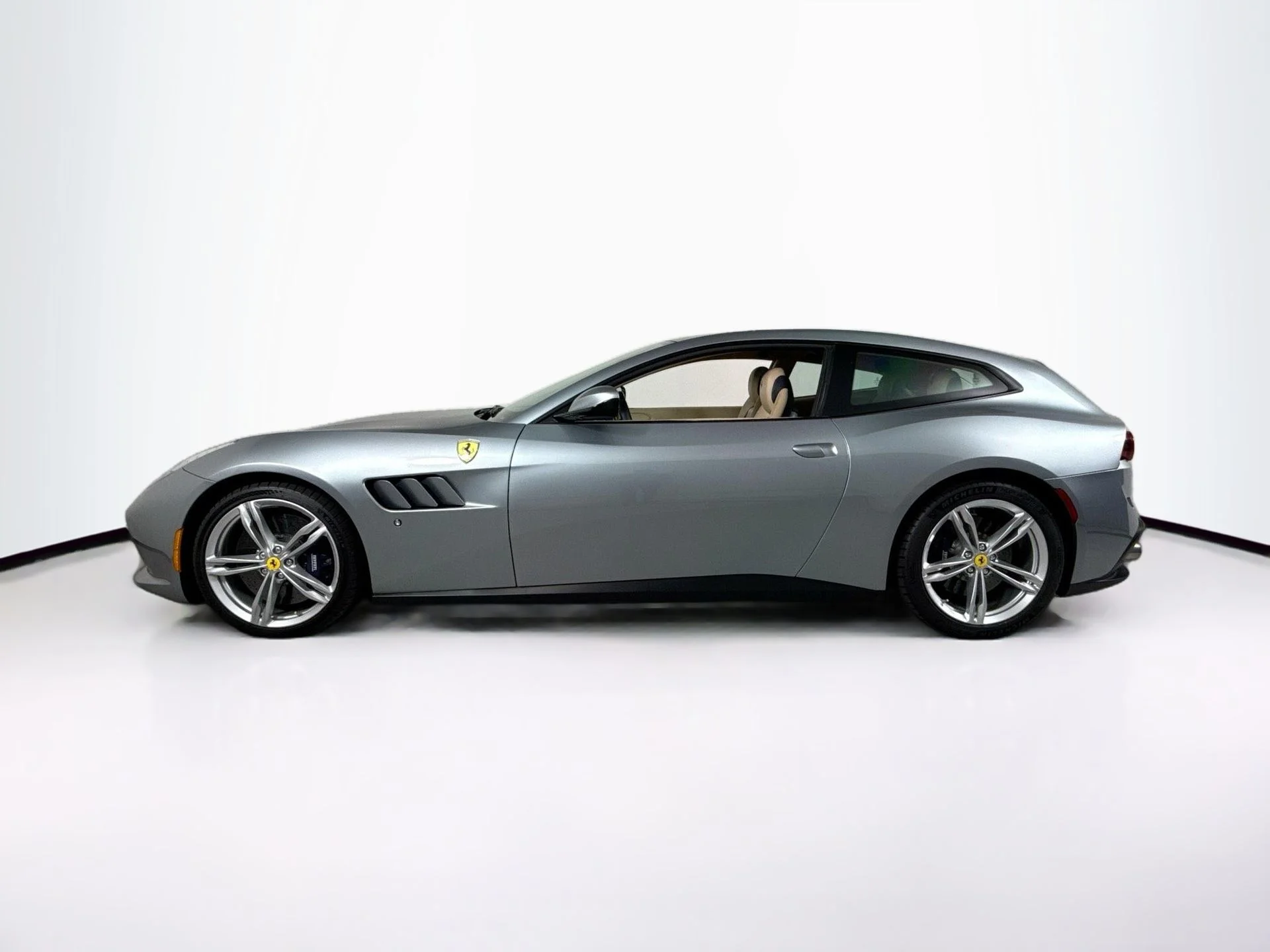 Certified Used 2018 Grigio Titanio Metall Ferrari V12 image 4