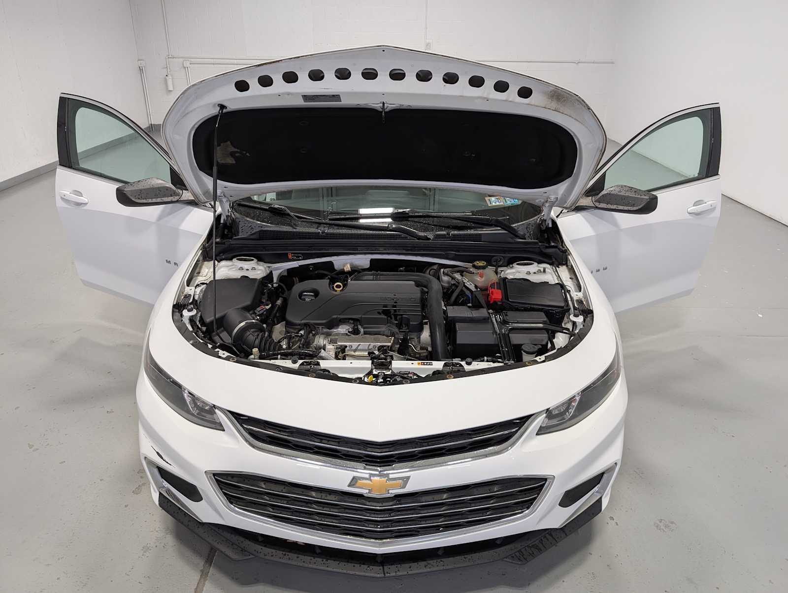Used 2018 Summit White Chevrolet LS image 13