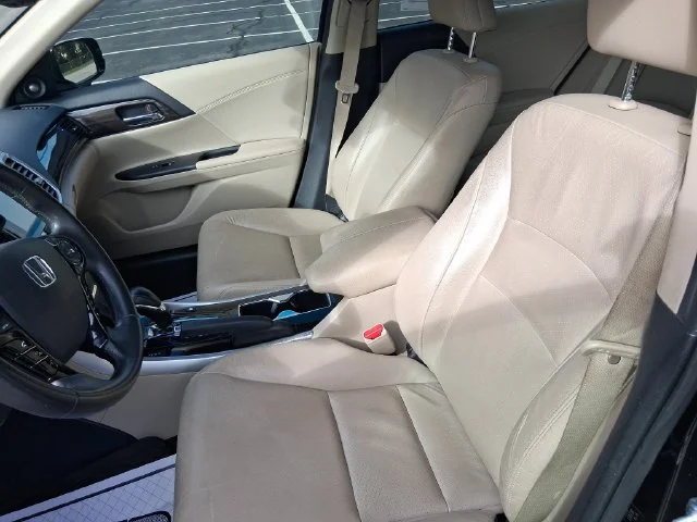 Used 2017  Honda Touring image 13