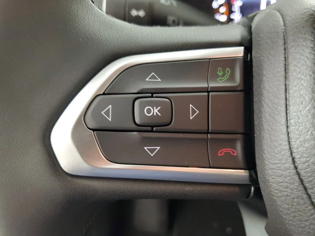 New 2026 Red Hot Pearl-Coat Exterior Paint Jeep Latitude image 22