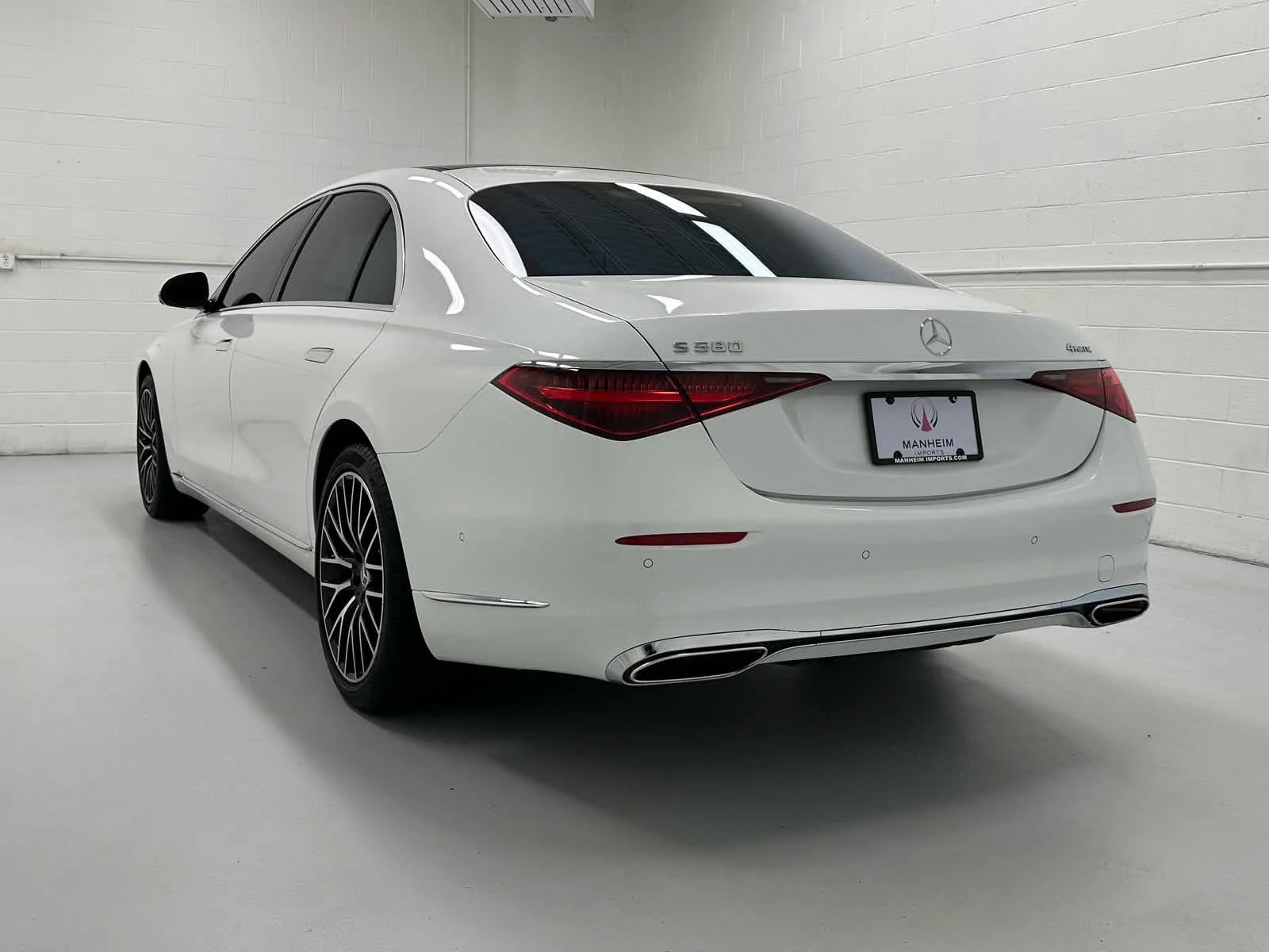 Used 2024 MANUFAKTUR Moonlight White Metallic Mercedes-Benz S 580 image 8