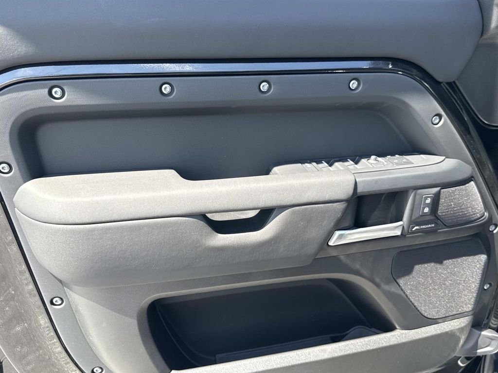 New 2026 Santorini Black Land Rover S image 20