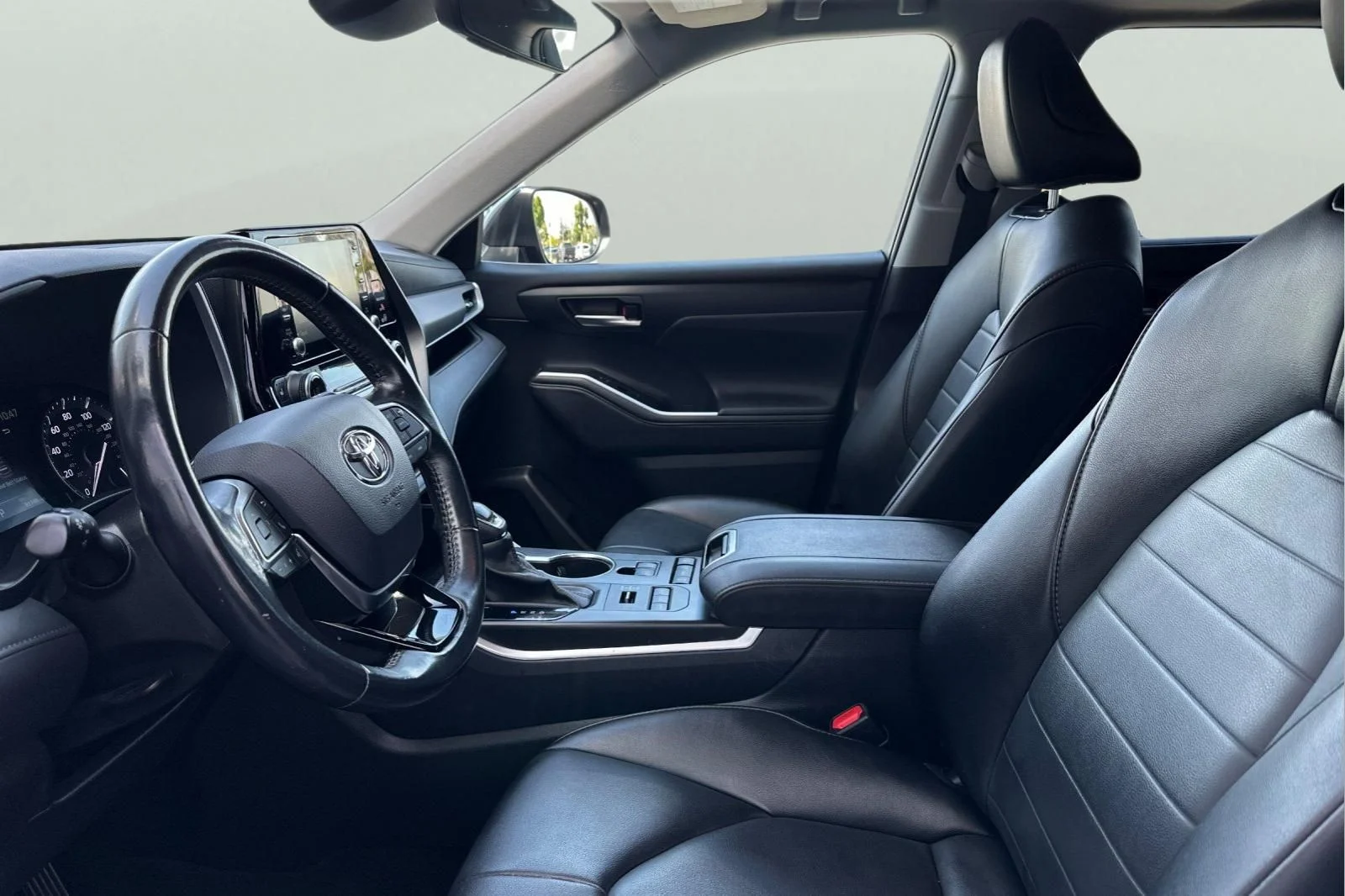 Used 2021  Toyota XLE image 14