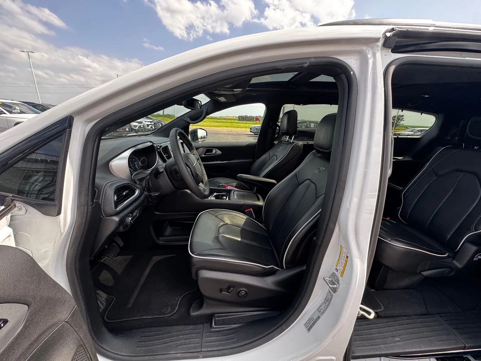 Used 2025 Bright White Clearcoat Chrysler Limited image 12