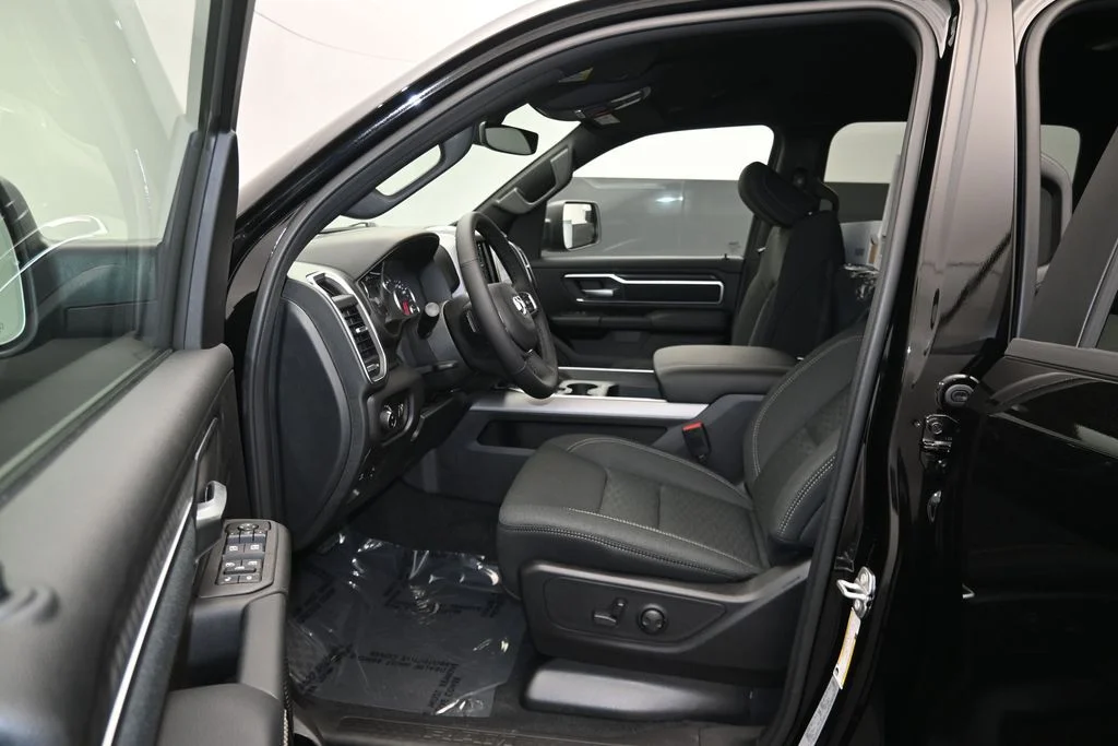 New 2026 Diamond Black Crystal Pearl-Coat Exterior Paint RAM Big Horn/Lone Star image 13