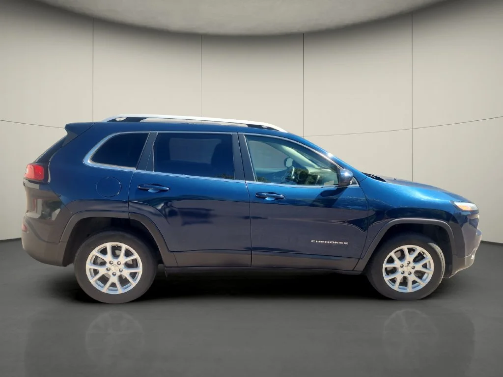 Used 2018 Blue Jeep Latitude Plus image 8