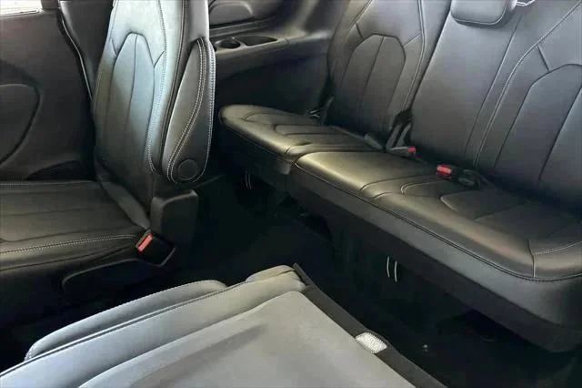 2026 Chrysler Pacifica Select - Photo 15