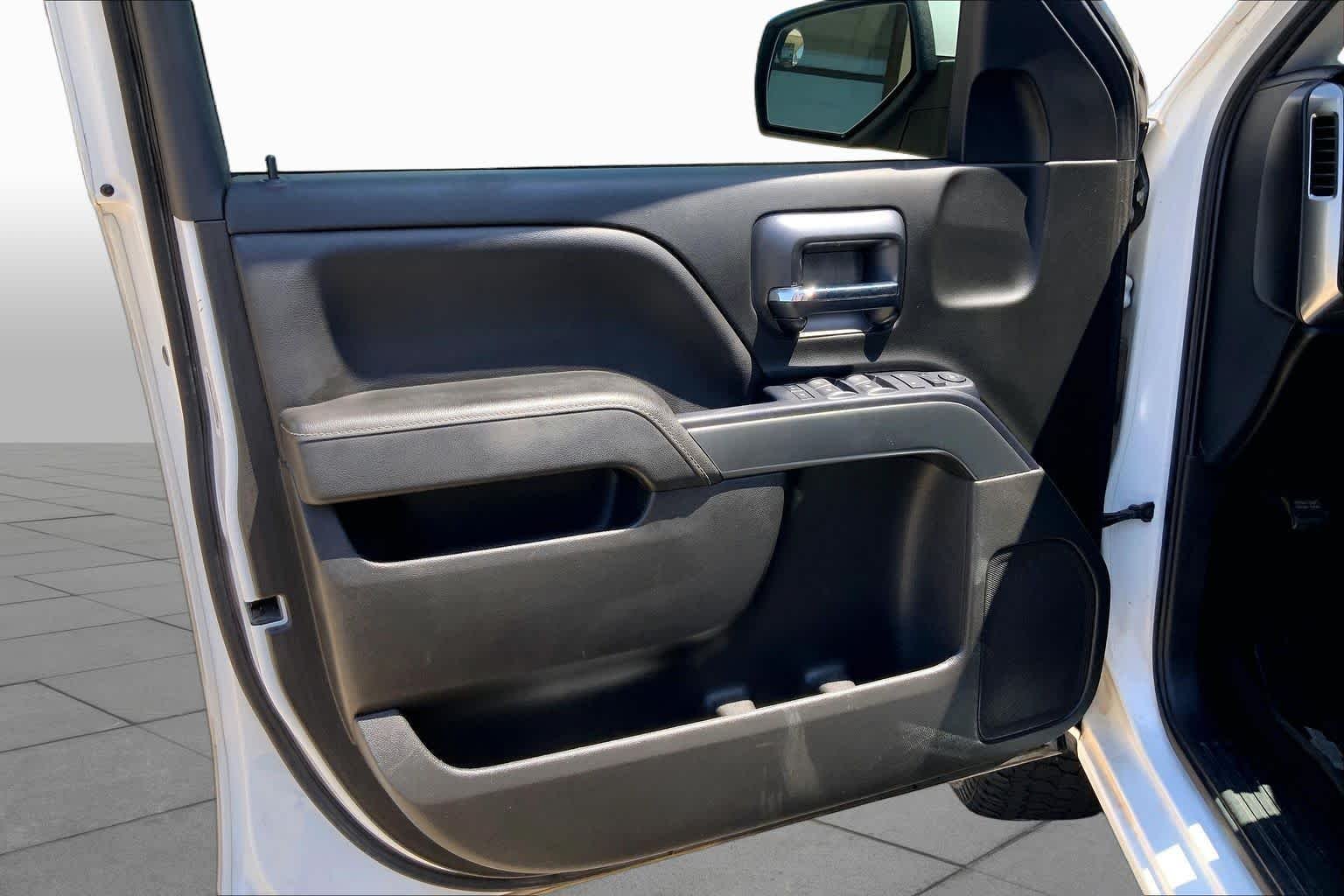 Used 2018 Summit White Chevrolet LT image 22