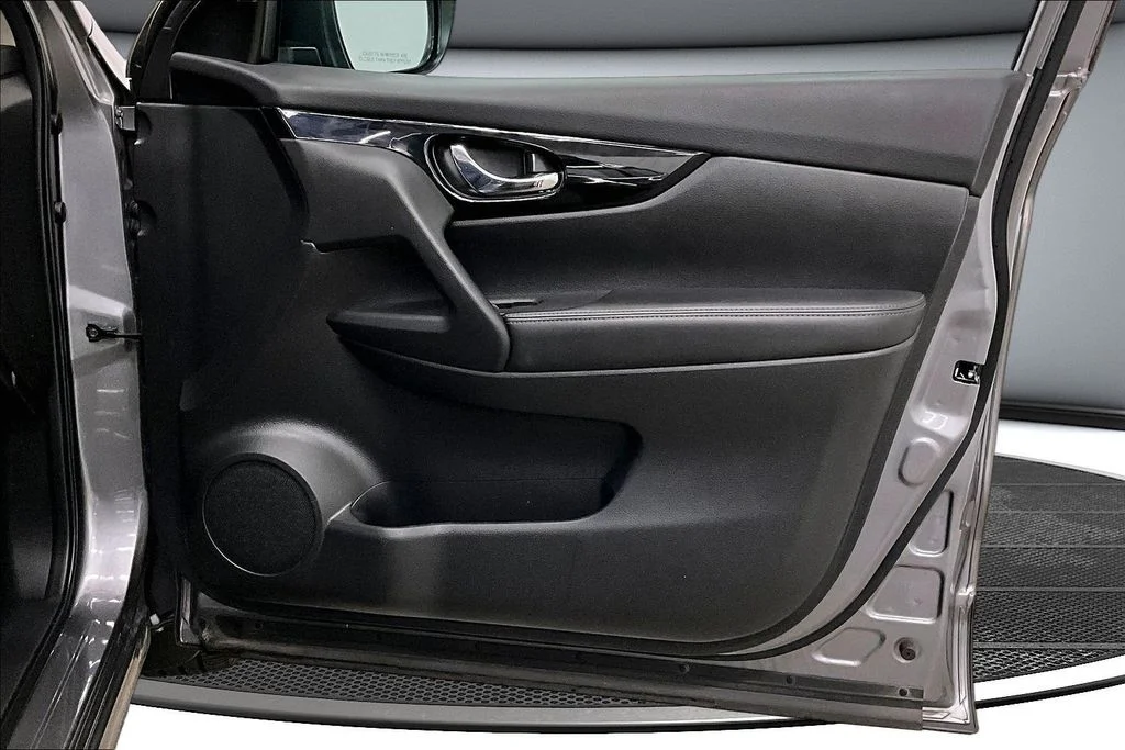 Used 2022 Gray Nissan SV image 28