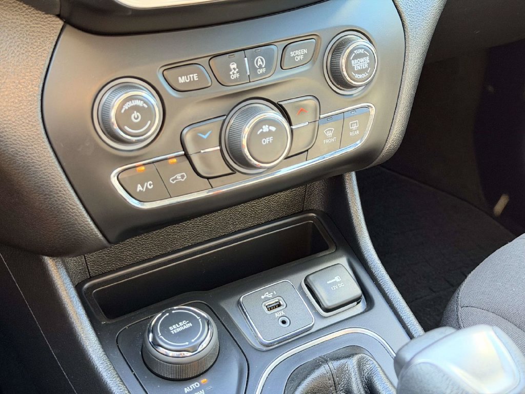 Used 2020 Black Jeep Latitude image 19