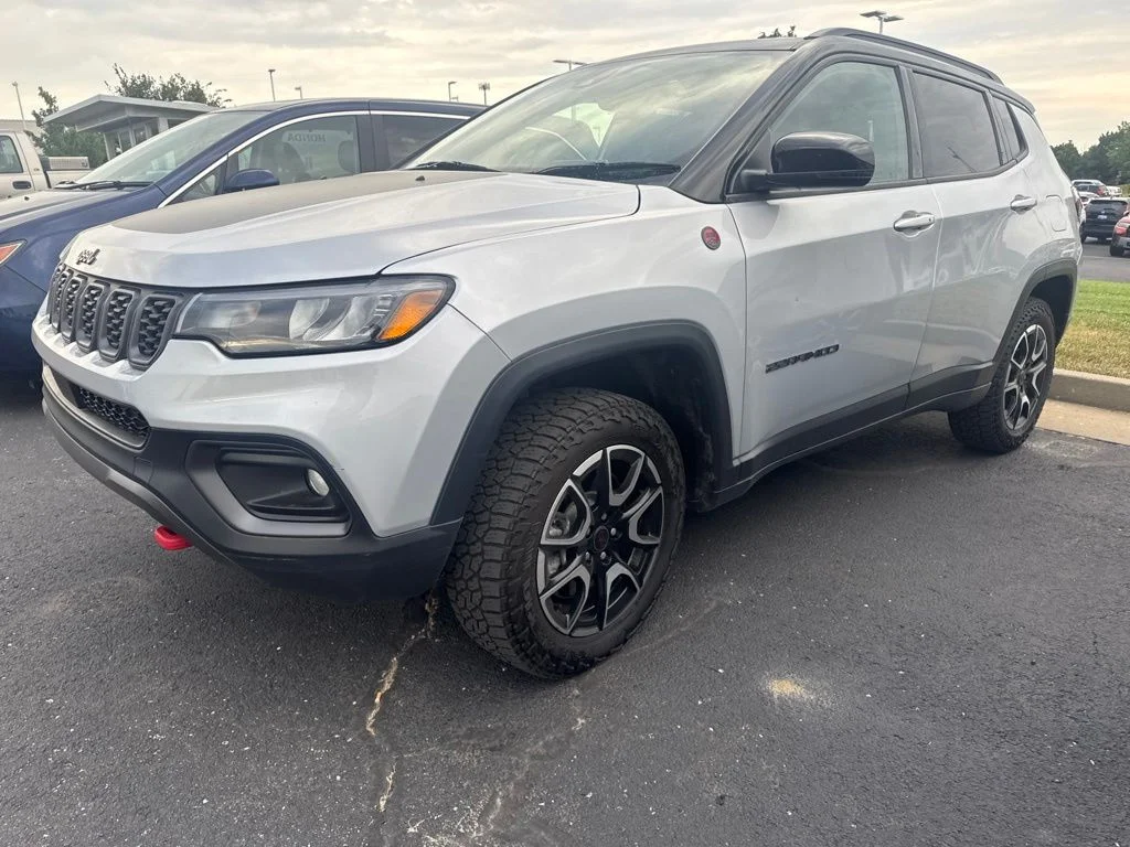 Used 2025 Silver Jeep Trailhawk image 2