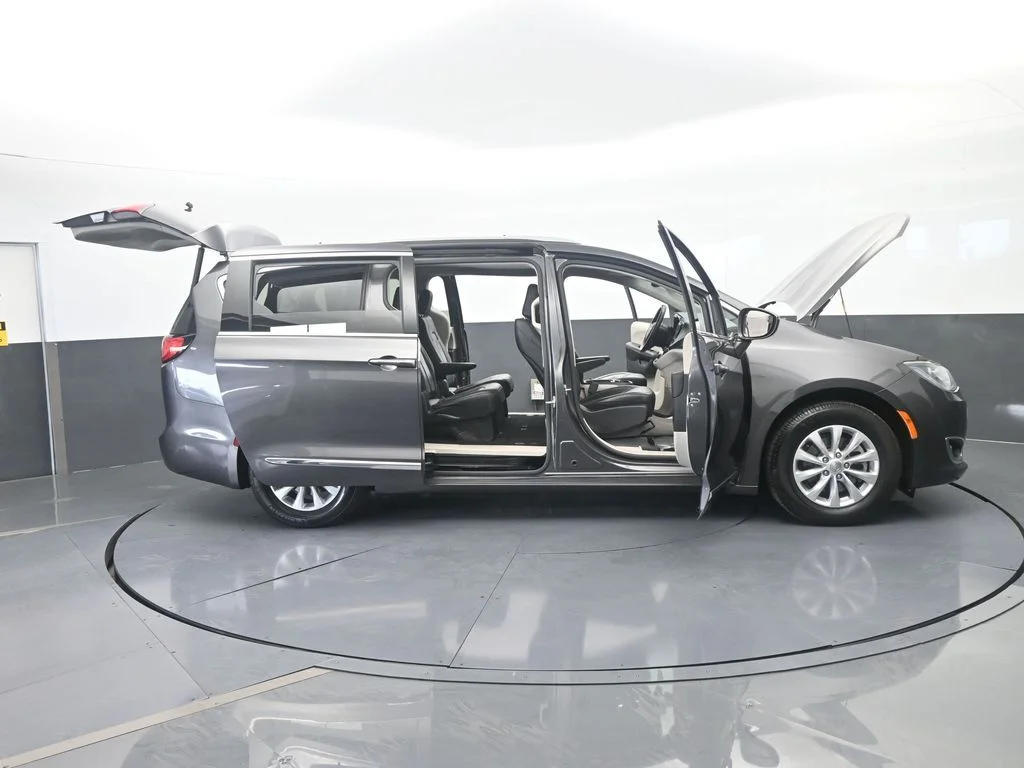 Used 2019 Granite Crystal Metallic Clearcoat Chrysler Touring L image 77