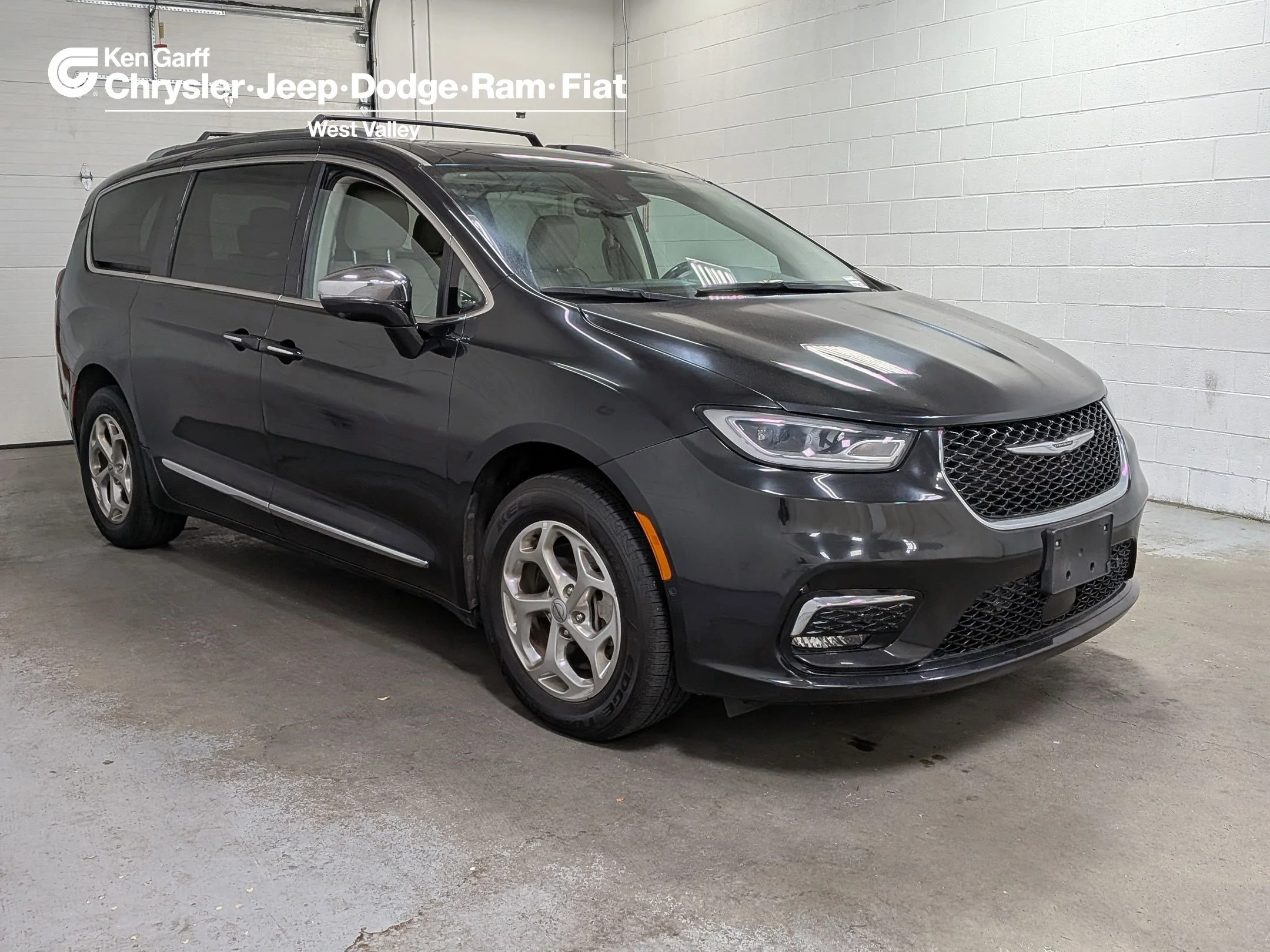 2021 Chrysler Pacifica Limited's photo