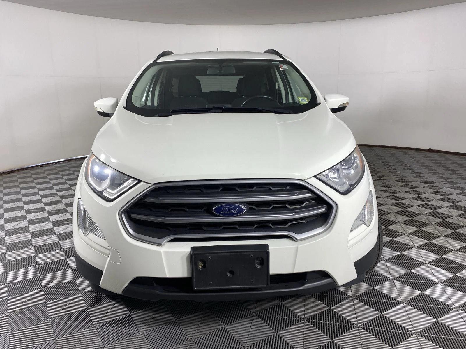 Used 2019 Diamond White Ford SE image 6