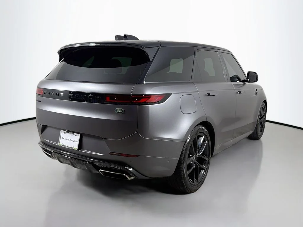 Used 2023 Fuji White Land Rover SE Dynamic image 5