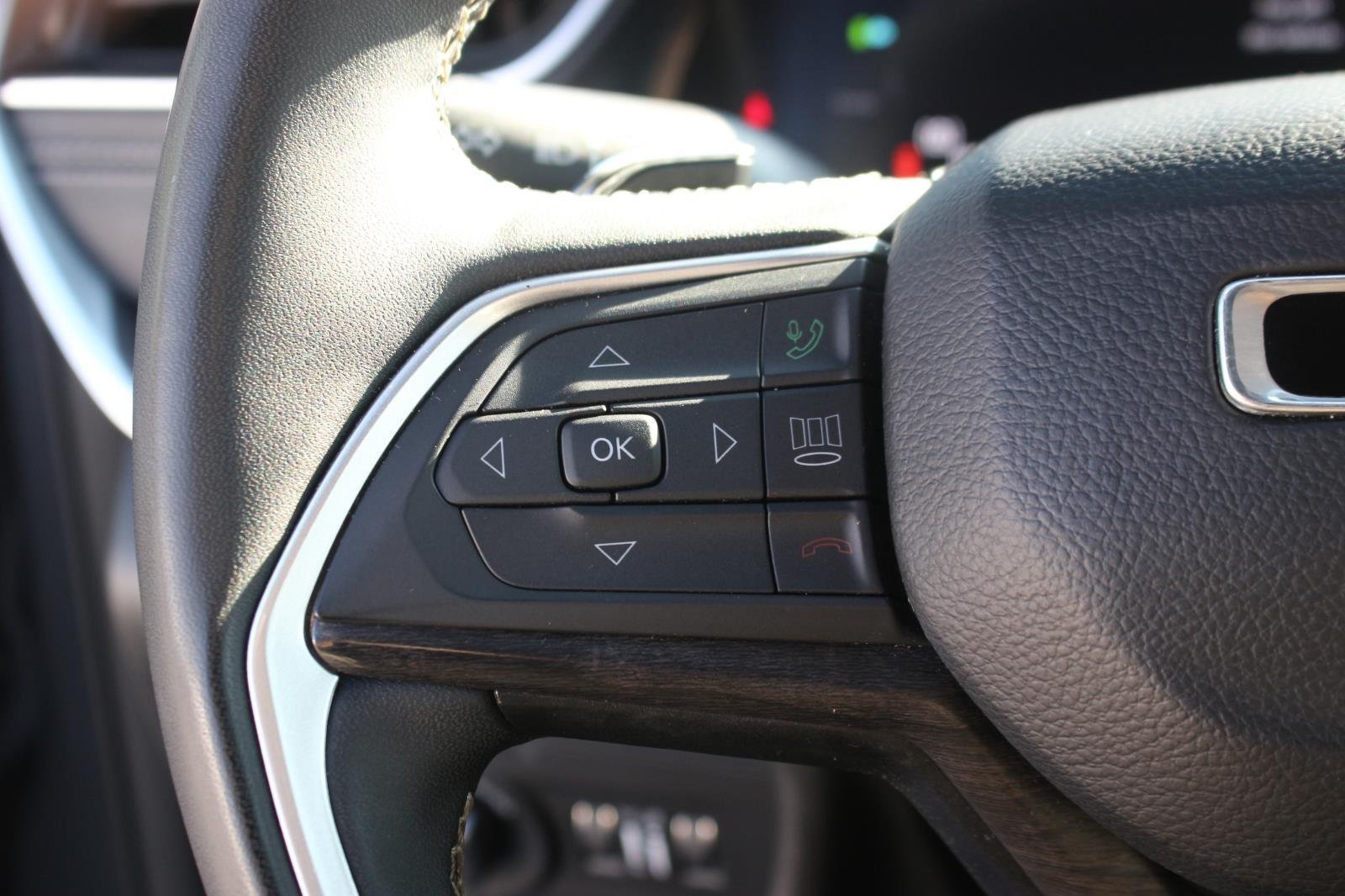 Used 2024 Grey Jeep 4x4 image 21