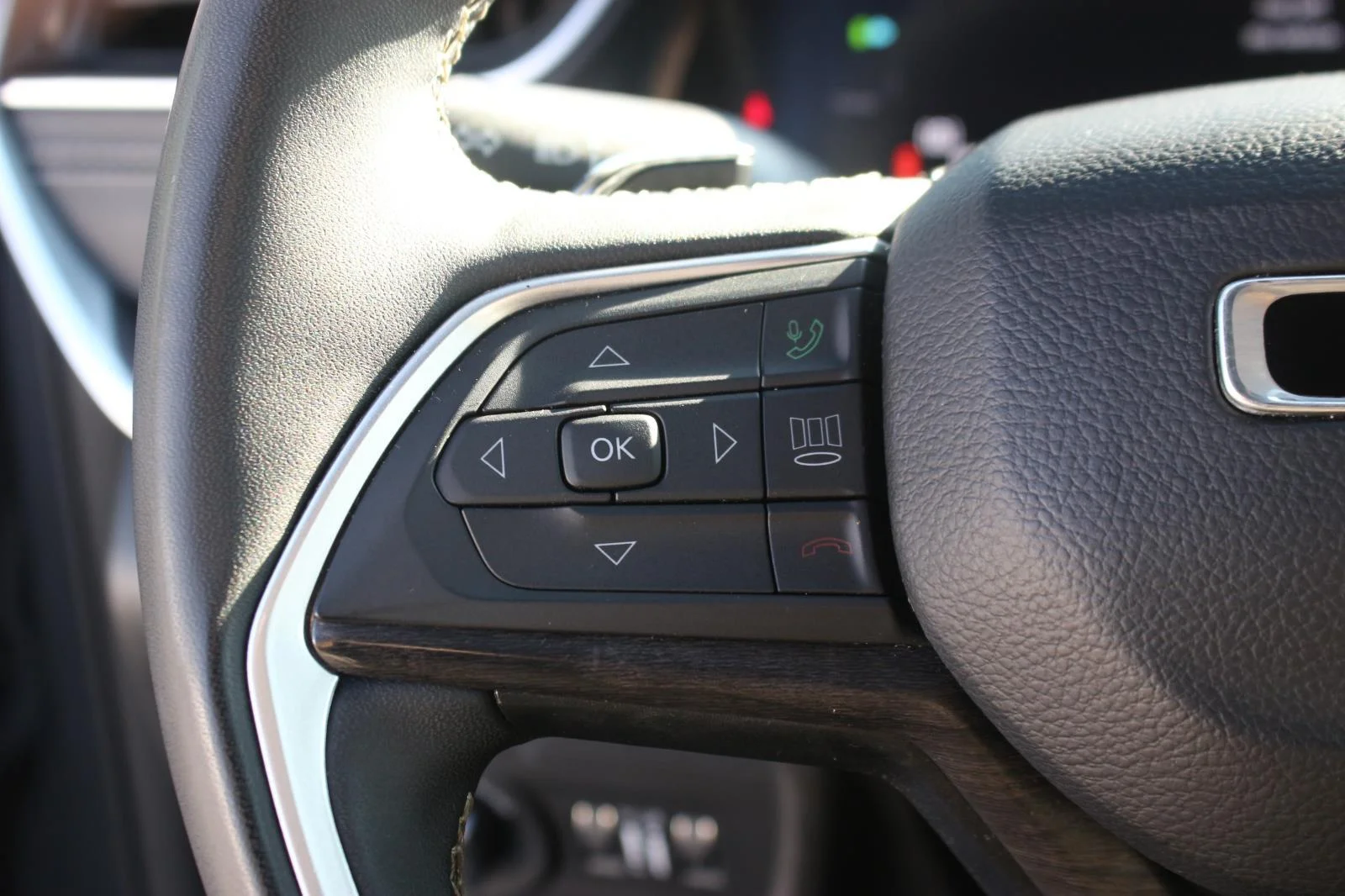 Used 2024 Grey Jeep 4x4 image 21