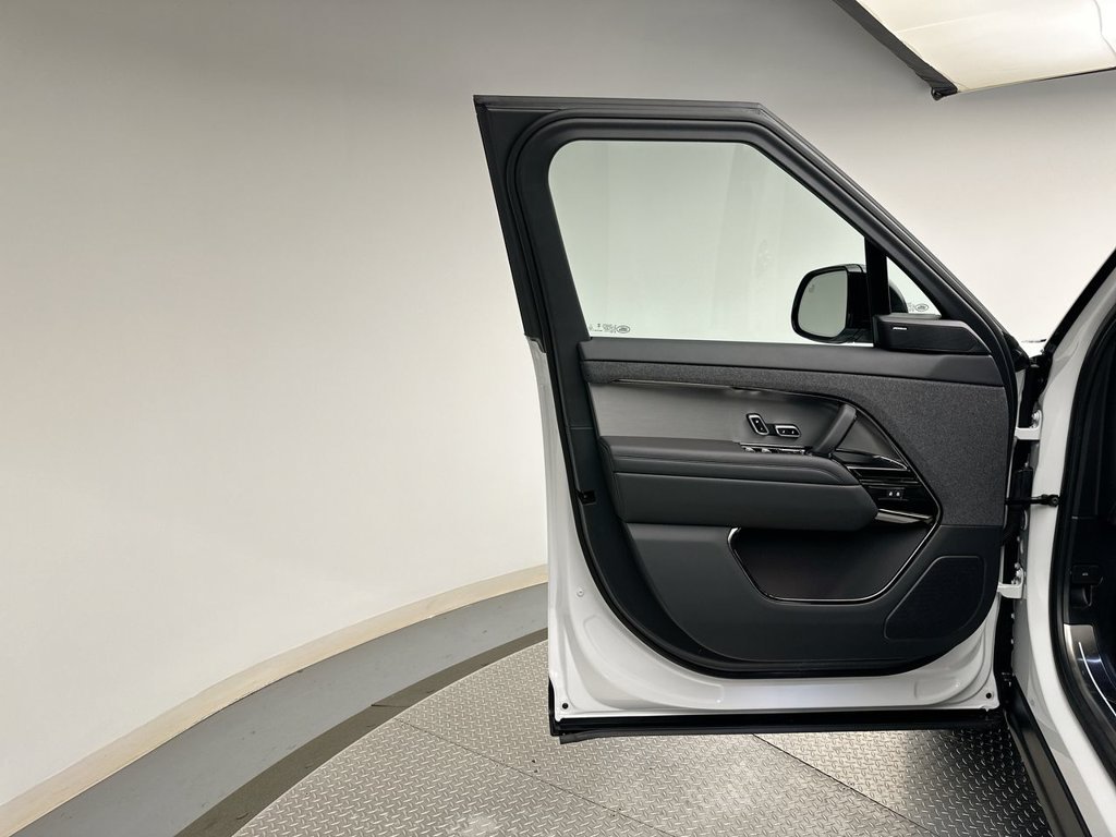 Used 2025 Fuji White Land Rover SE image 7