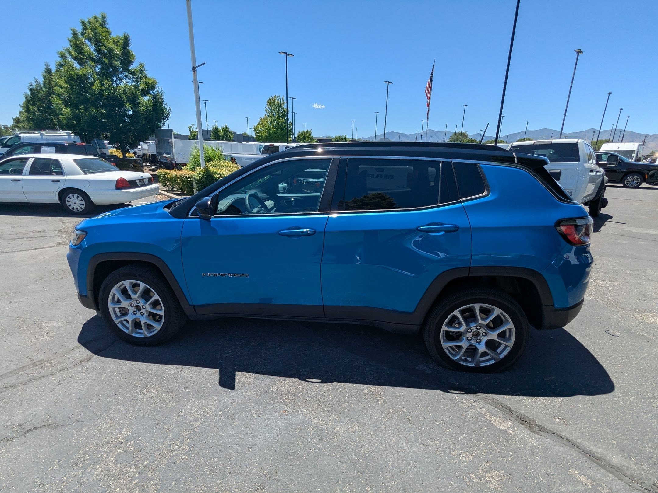Used 2025 Hydro Blue Pearlcoat Jeep Limited image 7