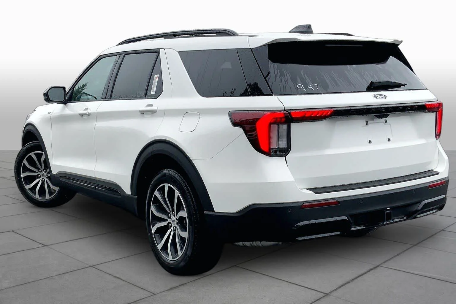 New 2027 Star White Metallic Tri-Coat Ford ST-Line image 3
