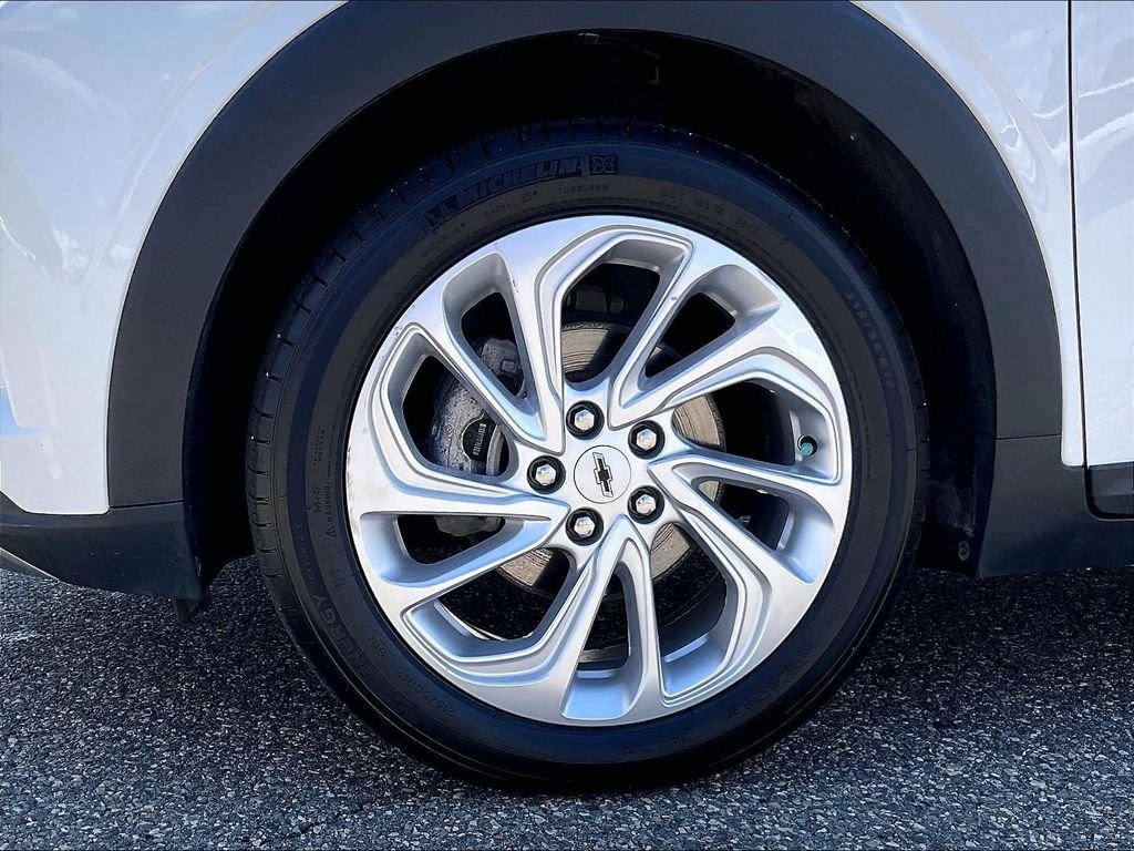 Used 2023 White Chevrolet LT image 7
