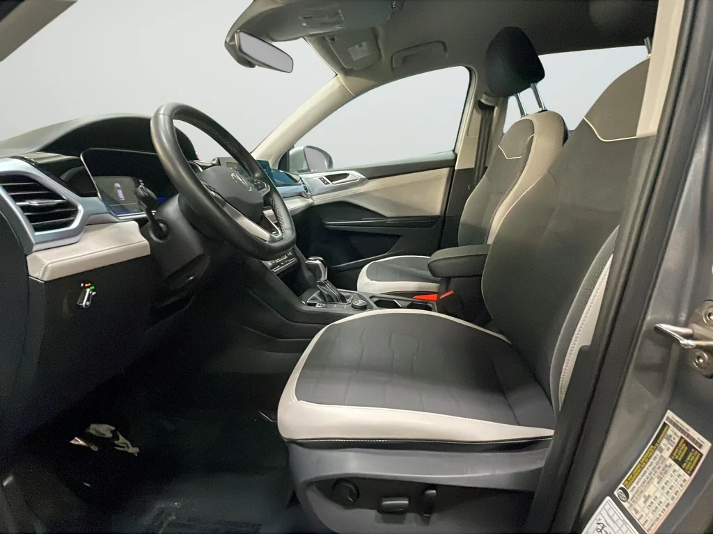 Used 2025 Gray Volkswagen 1.5T SE image 11