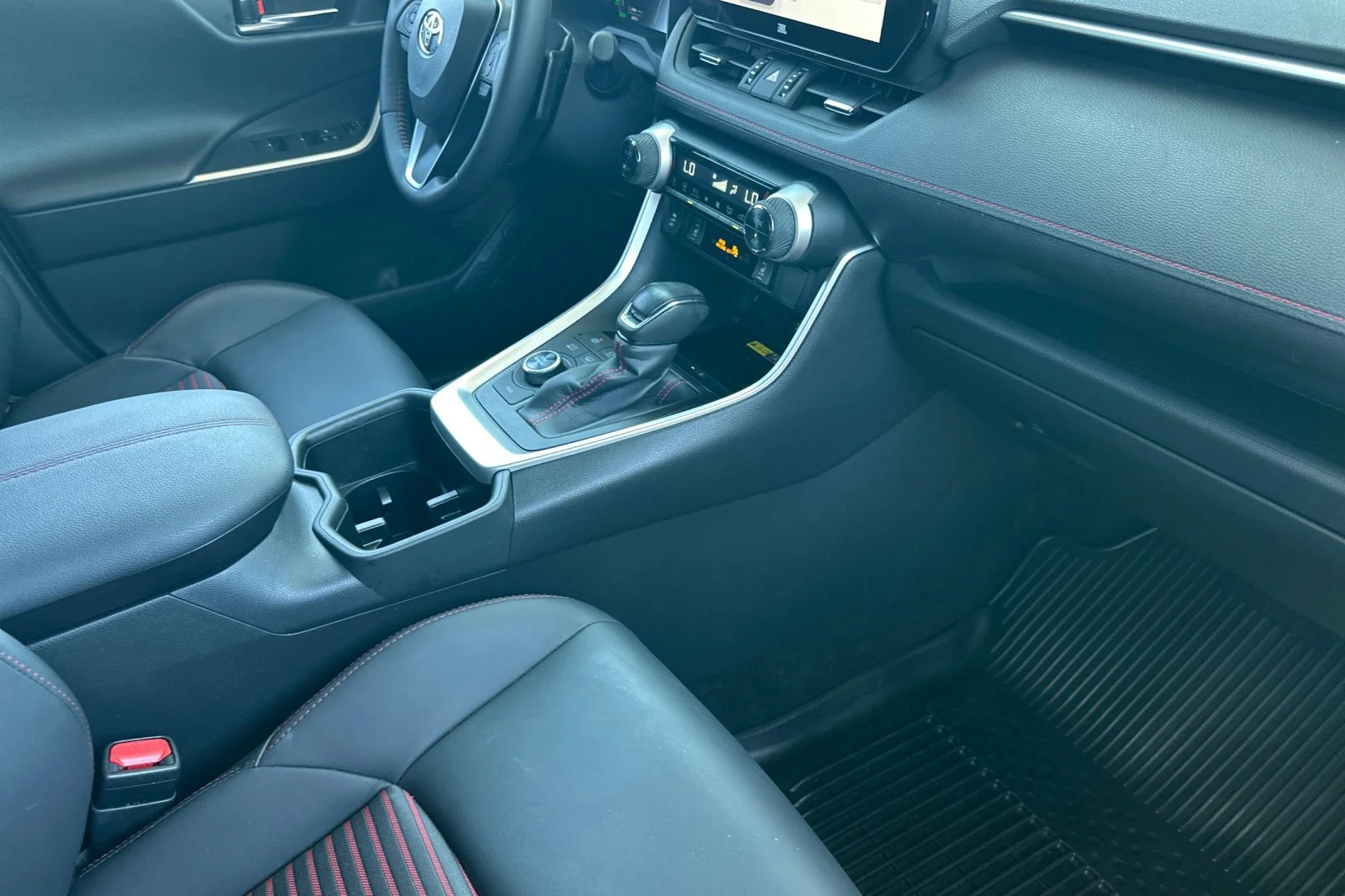 2024 Toyota RAV4 XSE - Photo 22