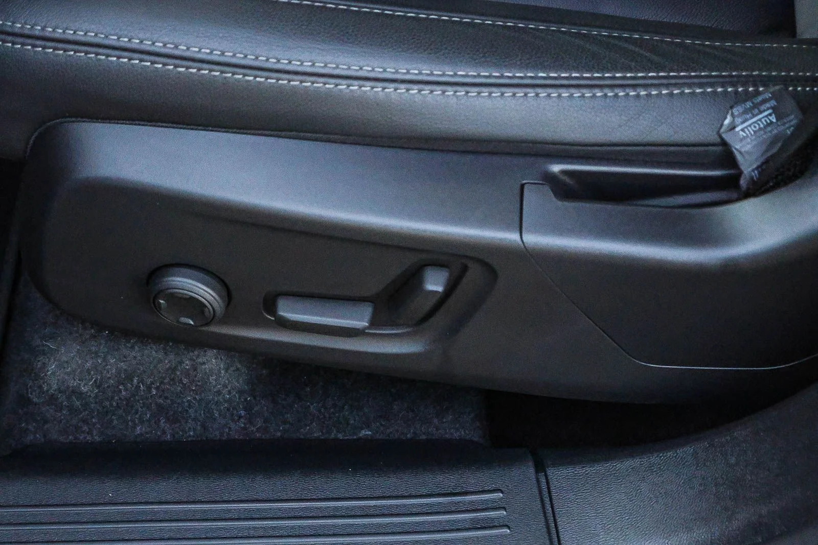 2025 Volvo XC40 Core - Photo 31