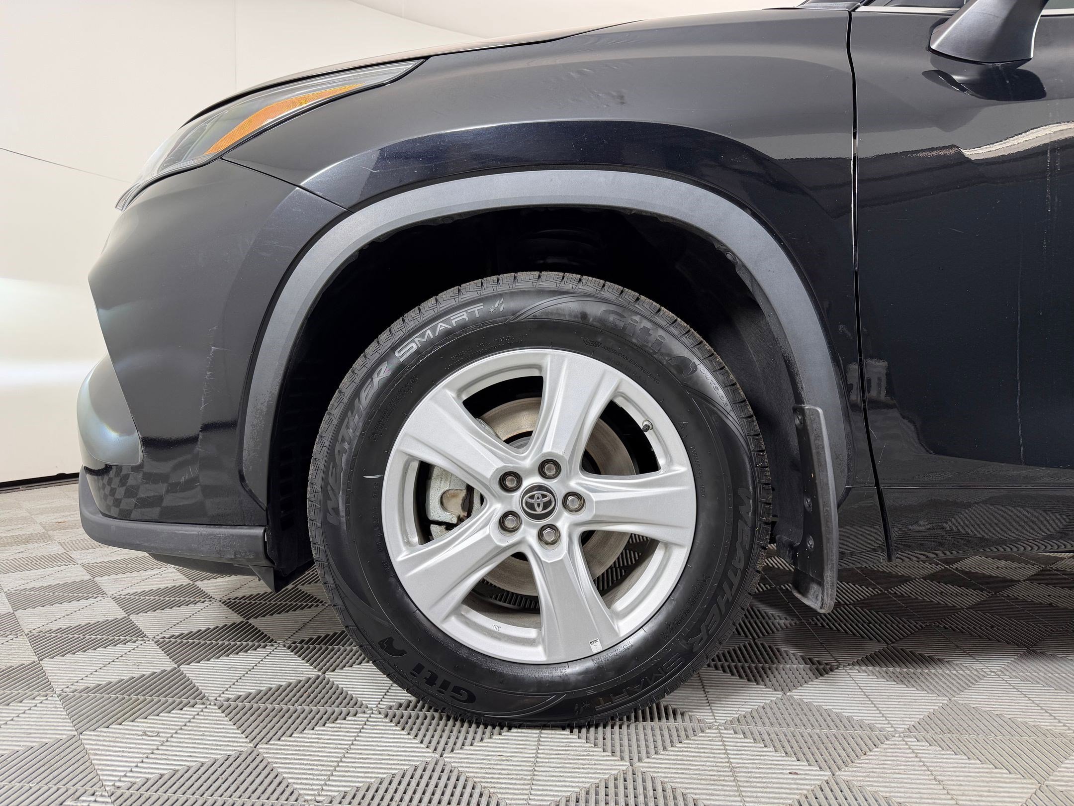 2024 Toyota Highlander LE - Photo 10