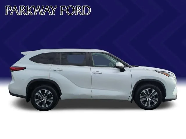 Used 2023 Beige Toyota XLE image 6