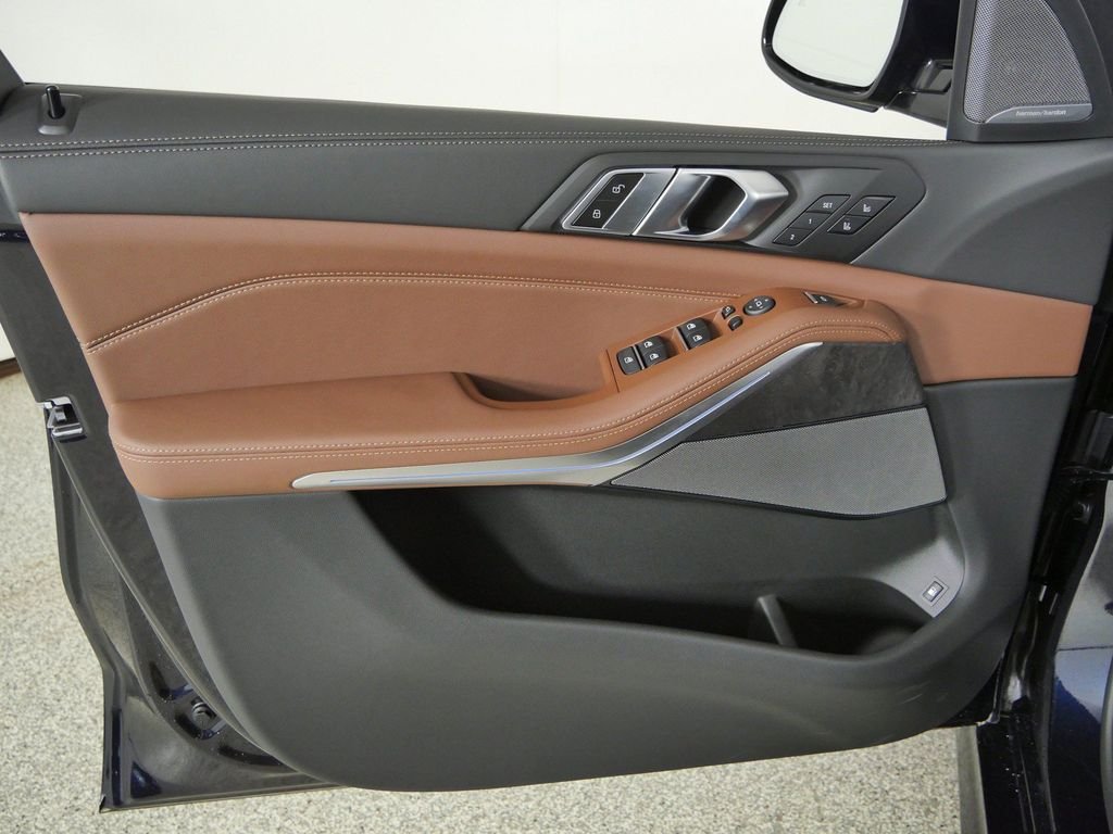 New 2026 Carbon Black Metallic BMW xDrive50e image 34