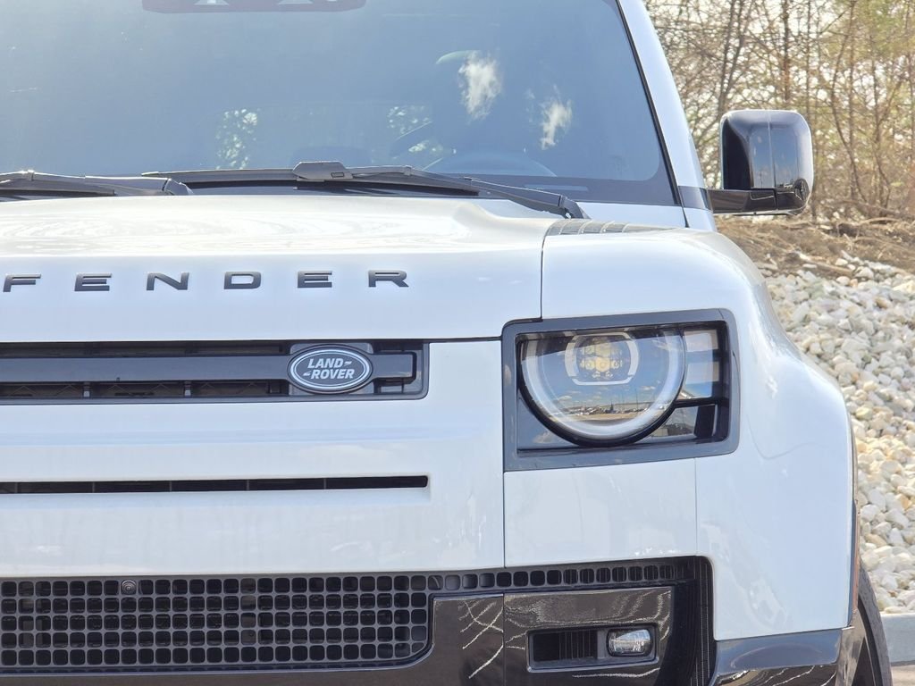 New 2026 Fuji White Land Rover X-Dynamic se image 27