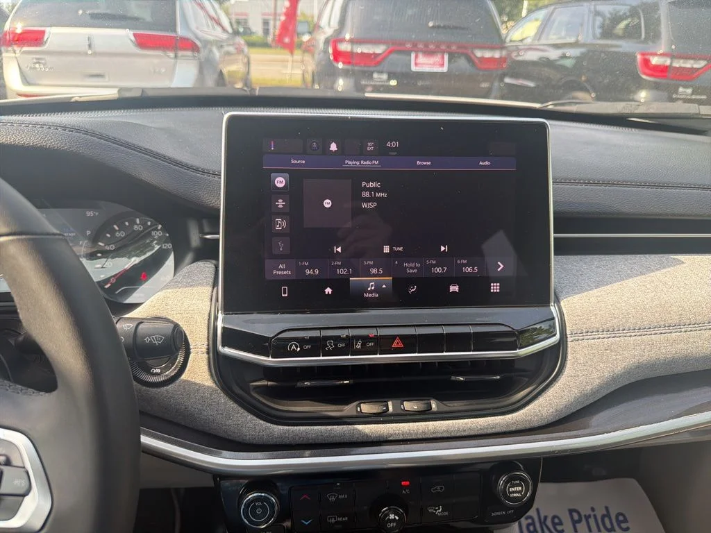 Used 2024 White/off-white Jeep Latitude image 13