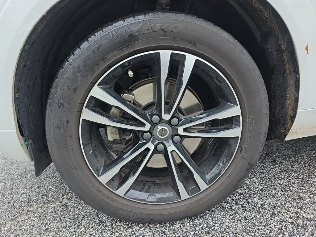 Used 2019 White Volvo T5 Momentum image 22