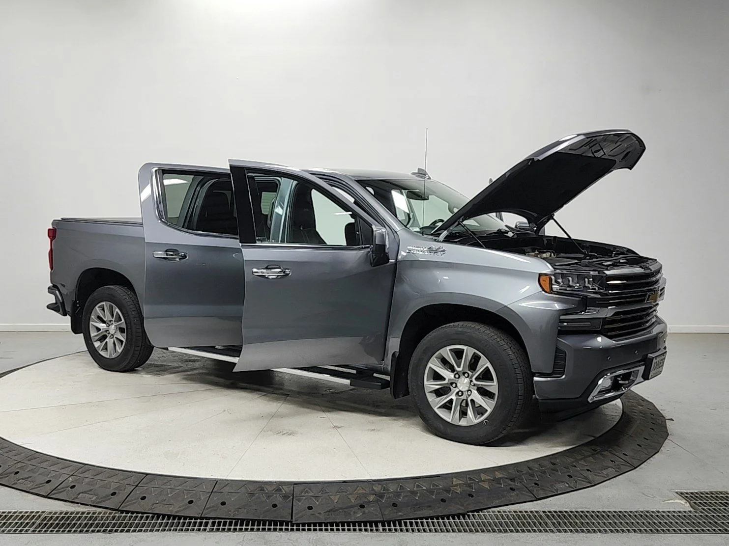 Used 2022 Gray Chevrolet High Country image 9