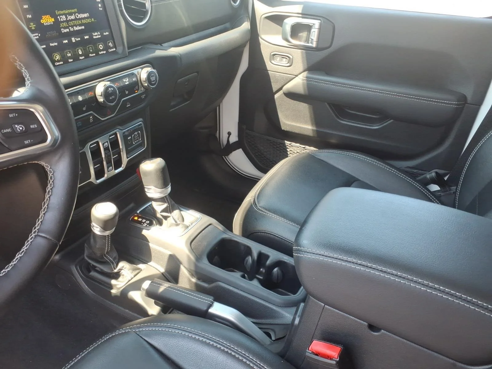 Used 2022 Bright White Clearcoat Jeep Unlimited Sahara image 23