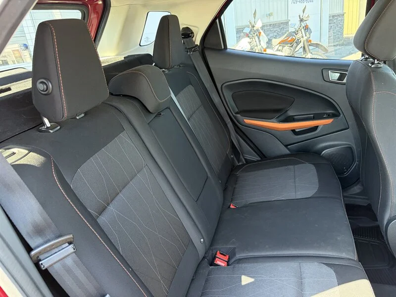 Used 2021 Red Ford SE image 17