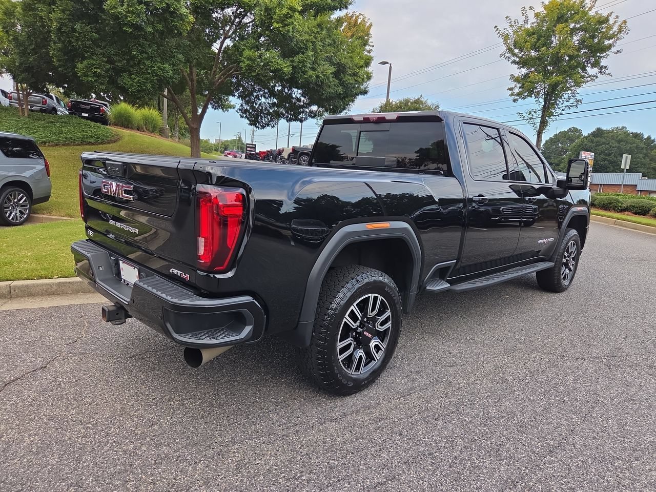 Used 2022 ONYX BLACK GMC AT4 image 8