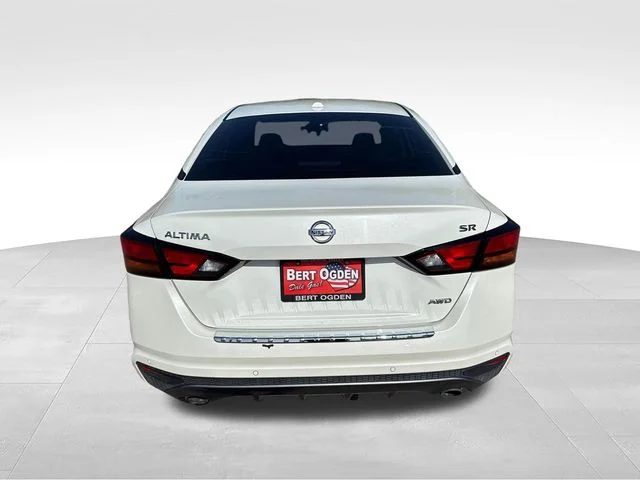 Used 2022 White Nissan 2.5 SR image 6
