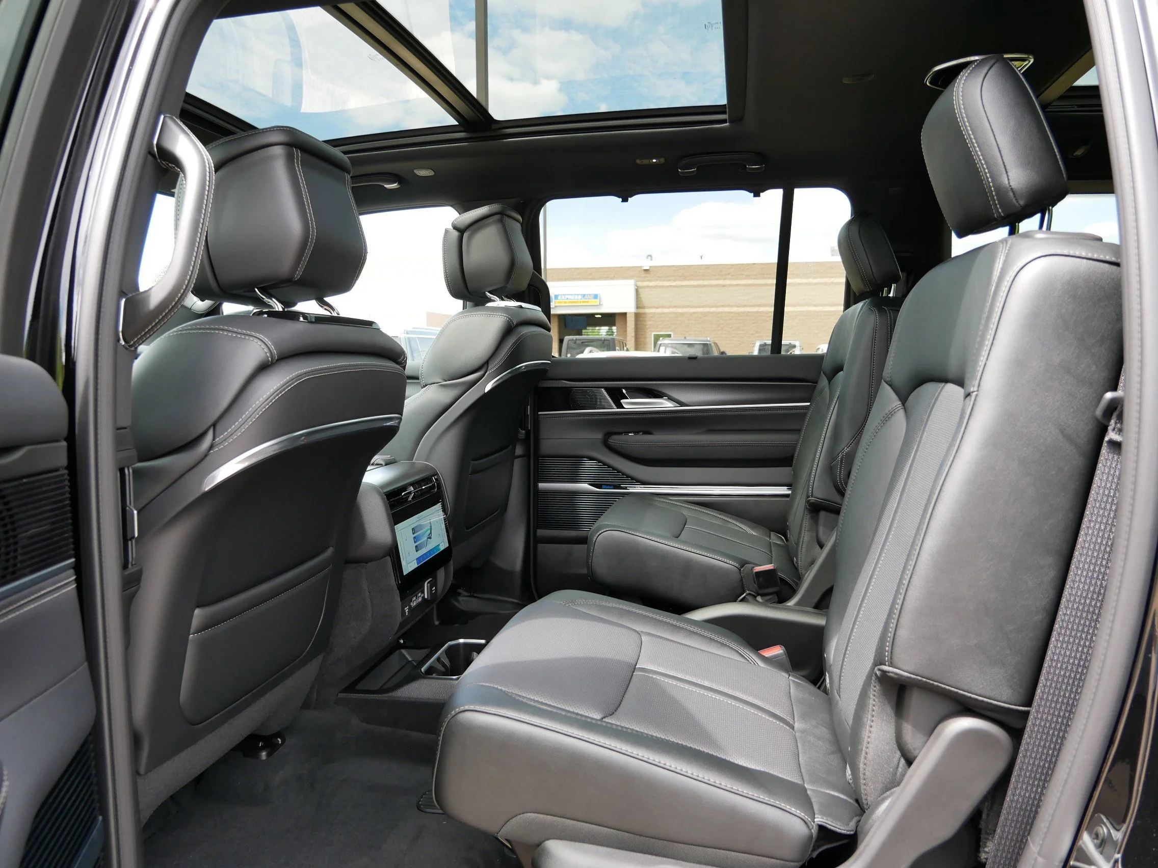 New 2026 High Gloss Black Exterior Paint Jeep Summit Obsidian image 7