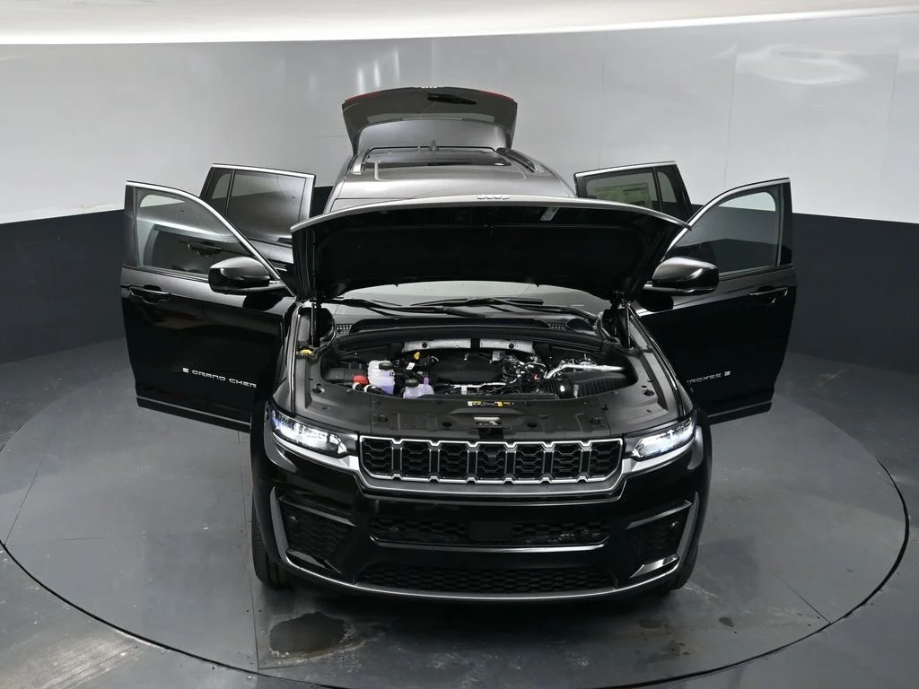 New 2026 Diamond Black Crystal Pearlcoat Jeep Limited image 38